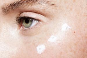 Основні правила догляду за шкірою навколо очей
