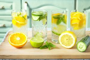 5 причин додати шматочок лимона в склянку води. особливо натщесерце